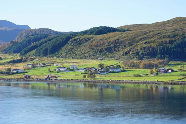 고요 한 호수와 마을 — 스톡 사진