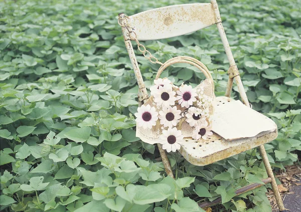 Fleurs Sur Chaise Métallique Rouillée — Photo