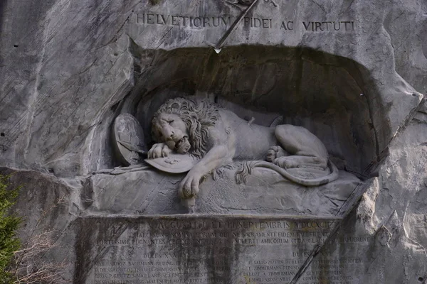 Monument Lion Sculpté Dans Grotte — Photo