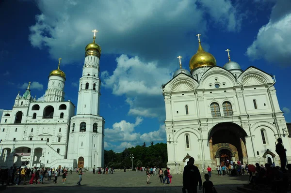 莫斯科克里姆林宫大教堂广场的低角度拍摄 — 图库照片