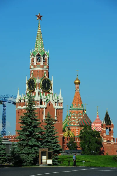 Tour Spasskaya contre le ciel bleu Moscou Kremlin — Photo