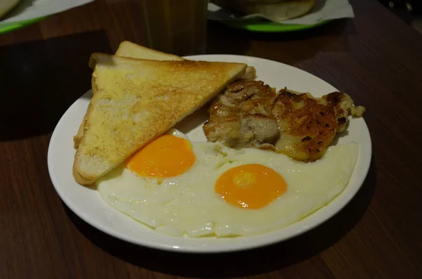 Pequeno Almoço Com Torradas Carne Ovos — Fotografia de Stock