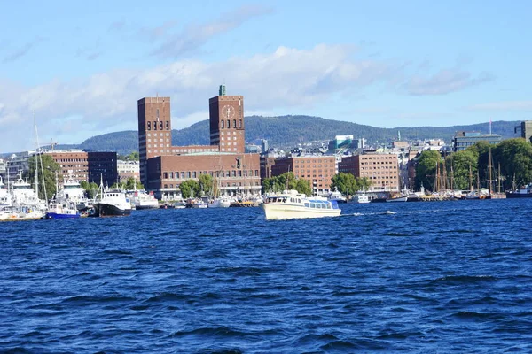 挪威的河流和奥斯陆市政厅景观 — 图库照片