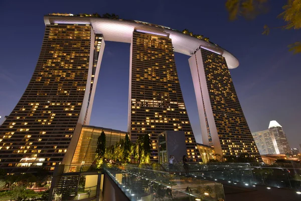 Marina Bay Sands la nuit — Photo