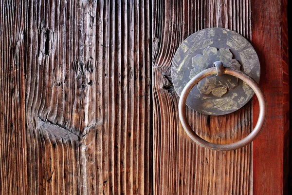 中山の木製のドアを閉じる — ストック写真