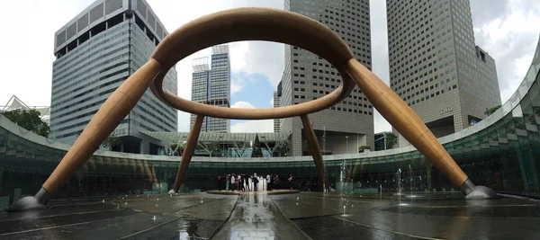 Fonte Riqueza Singapura Com Edifícios Segundo Plano — Fotografia de Stock