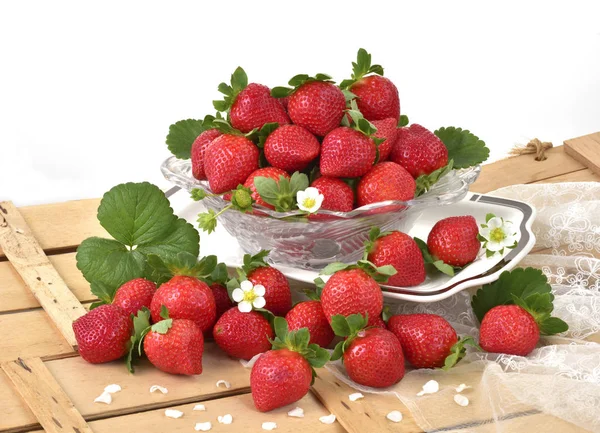 Aardbeien Geserveerd Glazen Kom — Stockfoto