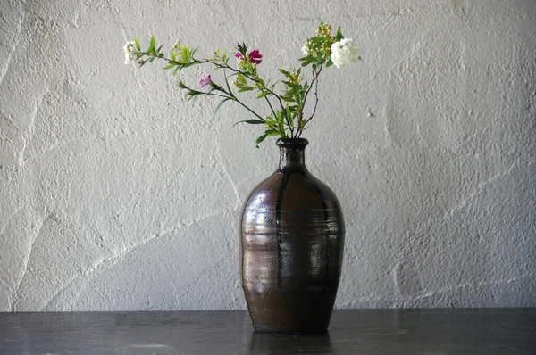 Flores Vaso Mesa Escura — Fotografia de Stock