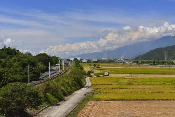 Scenic shot of the blue sky with white cloud and green farm — 图库照片