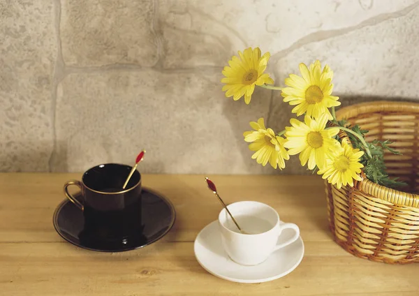 Cup and yellow flowers — ストック写真