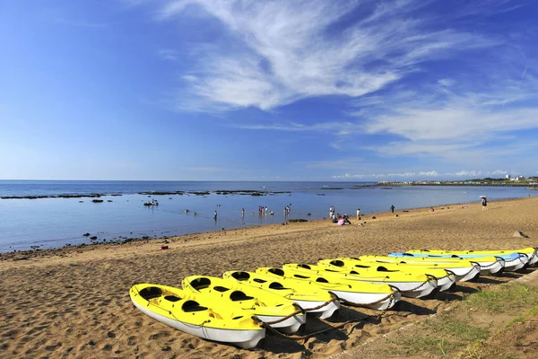 Żółty łodzie na plaży — Zdjęcie stockowe