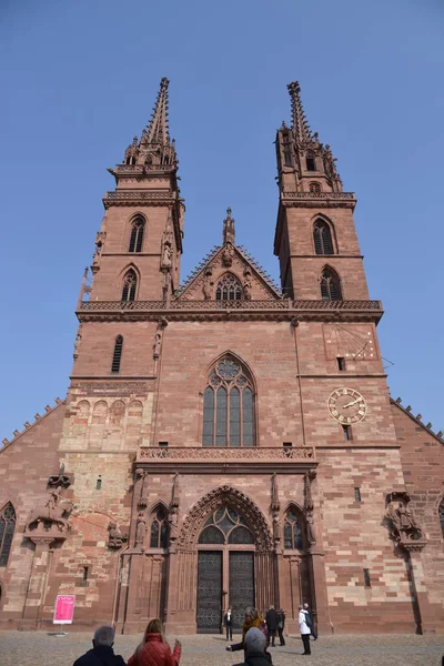 Außerhalb des basler münsters — Stockfoto