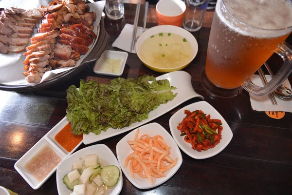 Hög vinkel skott av traditionell koreansk mat set — Stockfoto