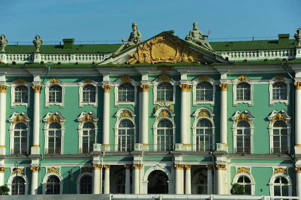 Blick von außen auf Winterpalast und staatliche Einsiedelei — Stockfoto