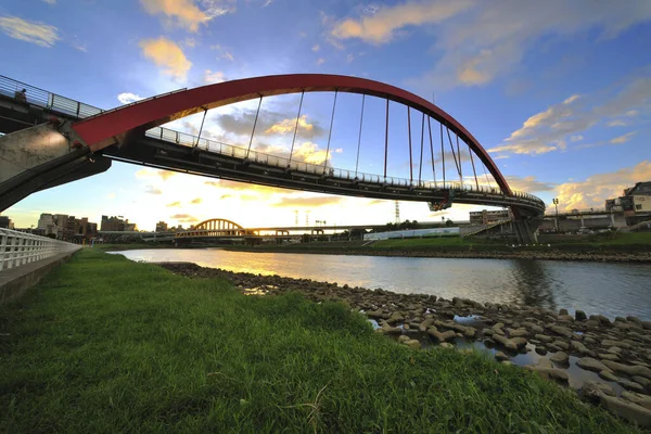 Low angle shot of Rainbow Bridge in Songshan district — Stock Photo, Image