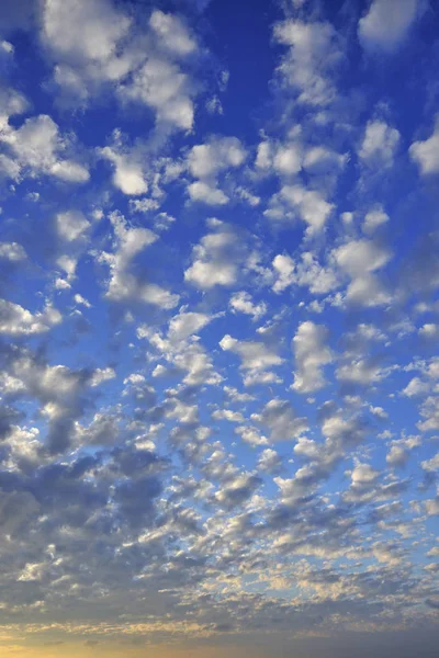 Plan à angle bas du ciel bleu et du nuage blanc — Photo