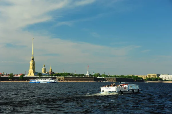 Bekijk de waarneming tour in Neva River — Stockfoto