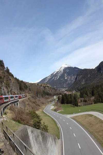 Pan tiro de Glacier Express — Fotografia de Stock