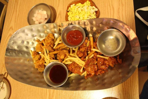 Fried chips and chicken — Stockfoto