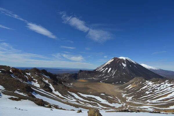 有雪峰的陶波山 — 图库照片