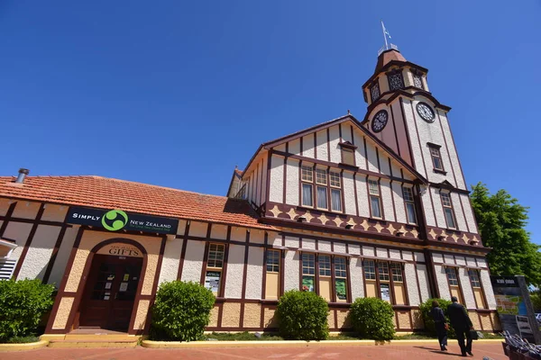 Baixo ângulo tiro od o edifício antigo em North Island — Fotografia de Stock