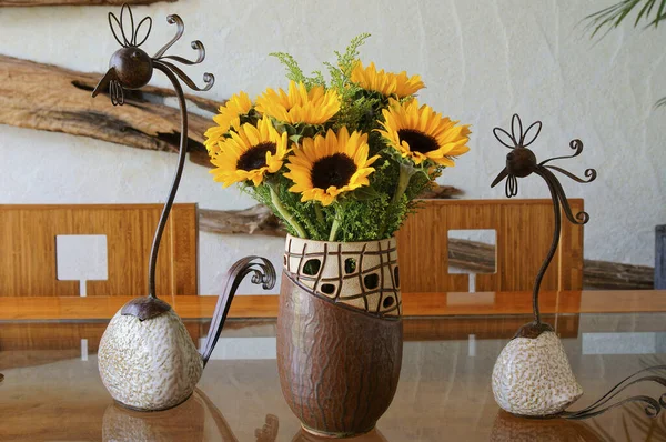 Das Porträt von Stillleben Sonnenblume und Vase — Stockfoto