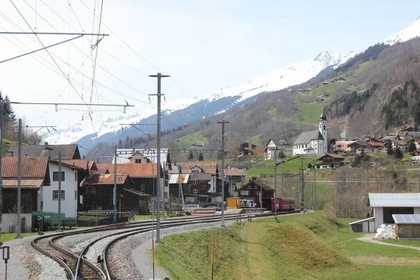 Comboio ferroviário passando pela cidade Glacier Express — Fotografia de Stock