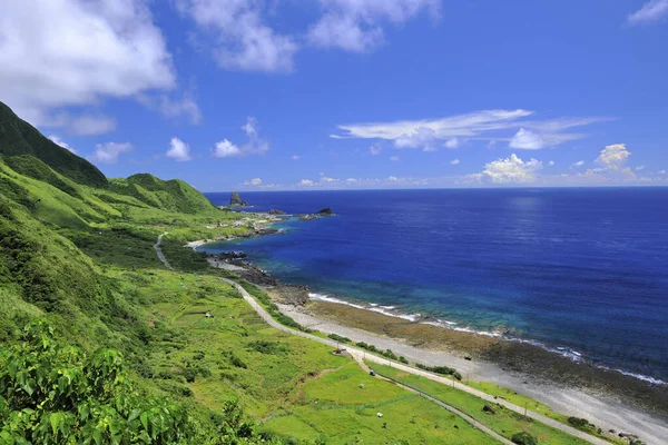 Боковая съемка побережья на острове Ланью — стоковое фото