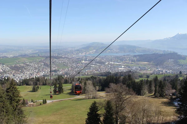 Tiro de ângulo alto da gôndola em Luzern — Fotografia de Stock