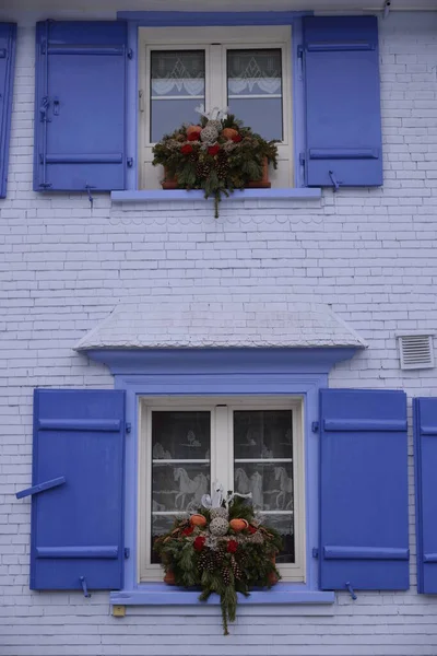 居心地の良い建物の青い窓 — ストック写真