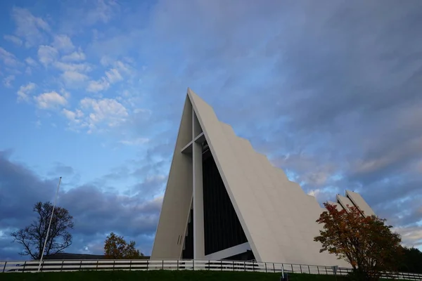 Low angle shot of the Arctic Cathedral against the sky — Stock Photo, Image