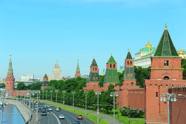 Высокоугольный снимок реки см. экскурсию по Московскому Кремлю — стоковое фото