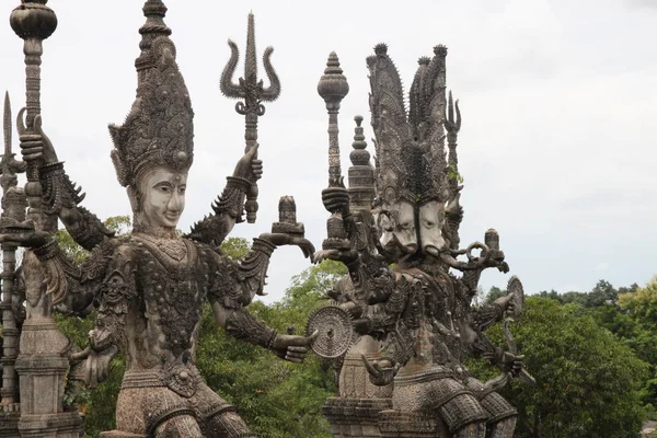 Buddha Park Posągami Zielonymi Drzewami — Zdjęcie stockowe