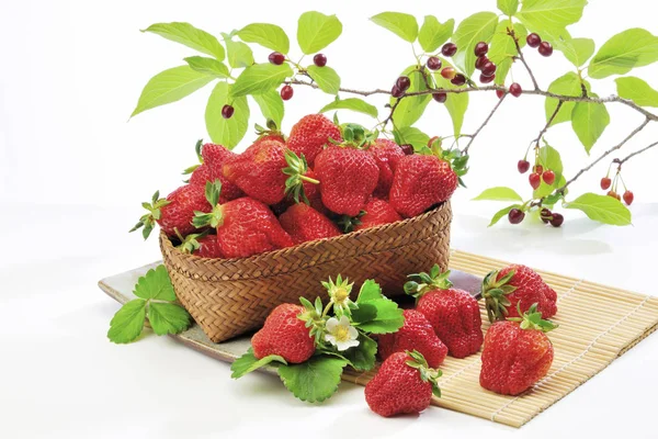 Fresas Platos Cesta Fondo Blanco —  Fotos de Stock