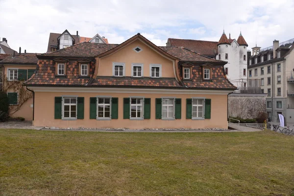 Seitenaufnahme des grünen Fenstergebäudes in St. Gallen — Stockfoto