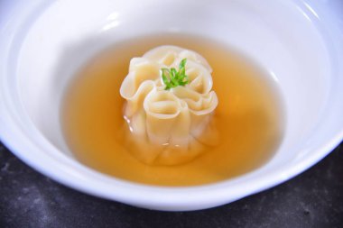 Asya usulü erişteli çorba.