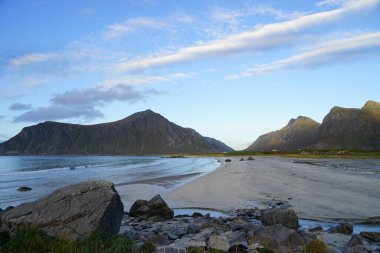 Sakin deniz manzaralı sahil manzarası