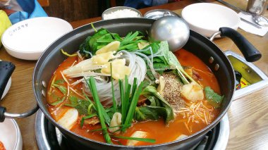 Karışık sebzeli, otlu, şehriyeli ve etli güveç.