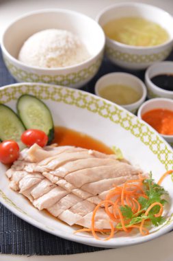 Tavuk ve sebzeler arka planda kasede.