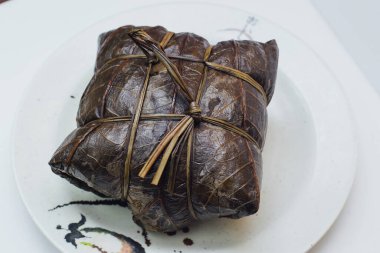 Palmiye yaprağında zongzi yemeği