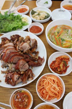 Domuz eti ve sebzeli soğuk erişte.