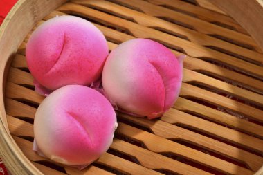 Hasır tabakta şeftali şekilli çörekleri kapat