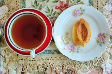 Kırsal masada servis edilen turta ve çay.