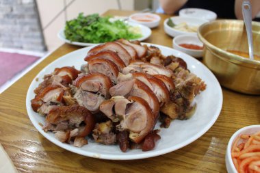 Kaseli domuz pirzolası.