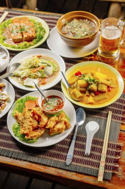 Et, deniz ürünleri ve sebzeli lezzetli bir öğle yemeği.