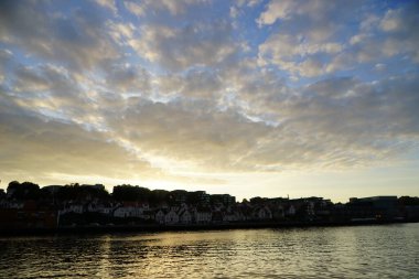 Nehir kenarındaki bulutlar