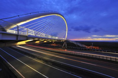 Arp Köprüsü, alacakaranlıkta ışıklar.