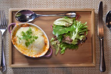 Seramik kasede peynirli fırında yemek.