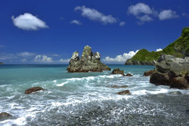 Dongao Körfezi, sahilde kayalar, Tayvan.