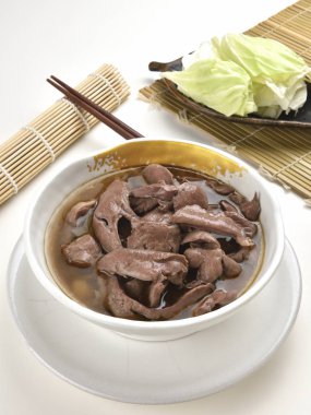 Akvaryumda servis edilen sakatat çorbası, Asya yemeği.